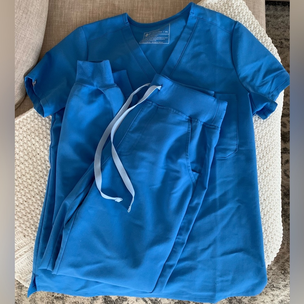 FIGS Scrubs Set